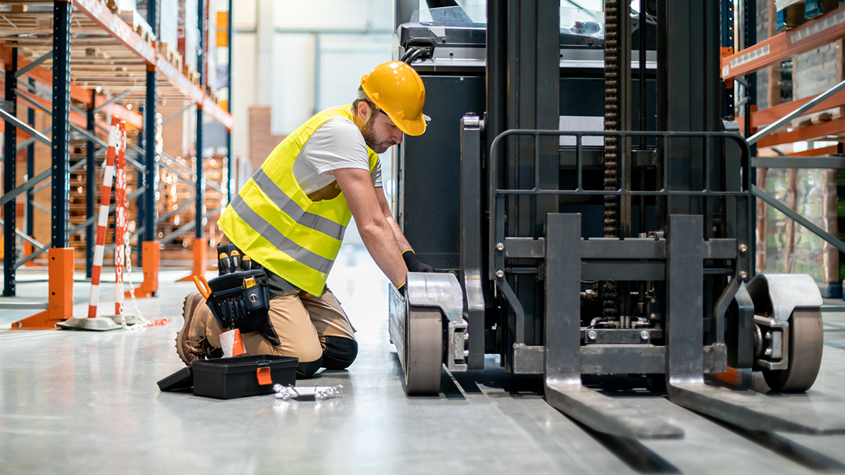 Técnico especialista en montacargas EMGA FORKLIFT
